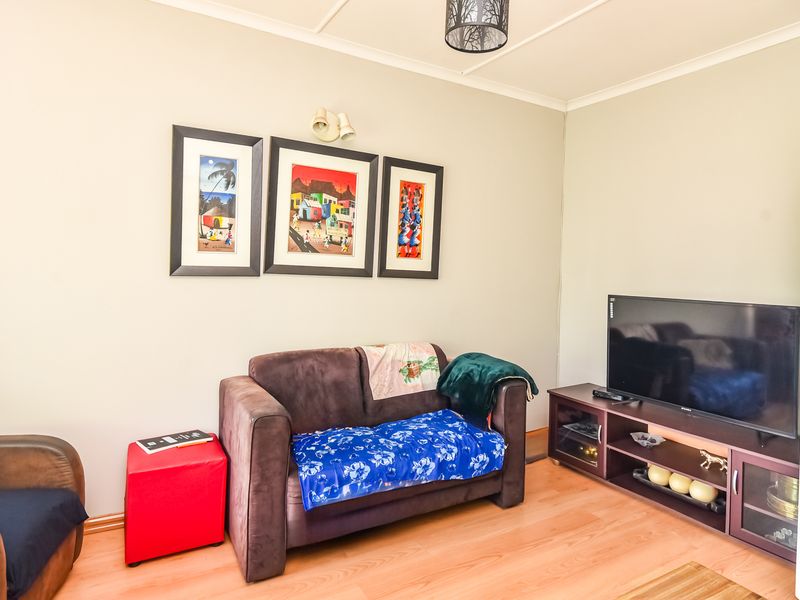 Spacious 4 Bedroomed House With Some Extra Features For Those Needing More. - Photo 8