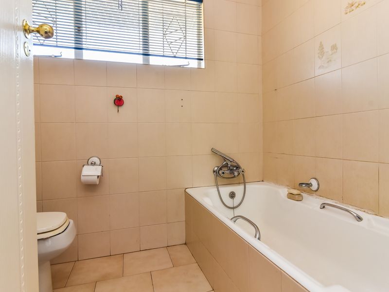 Spacious 4 Bedroomed House With Some Extra Features For Those Needing More. - Photo 7