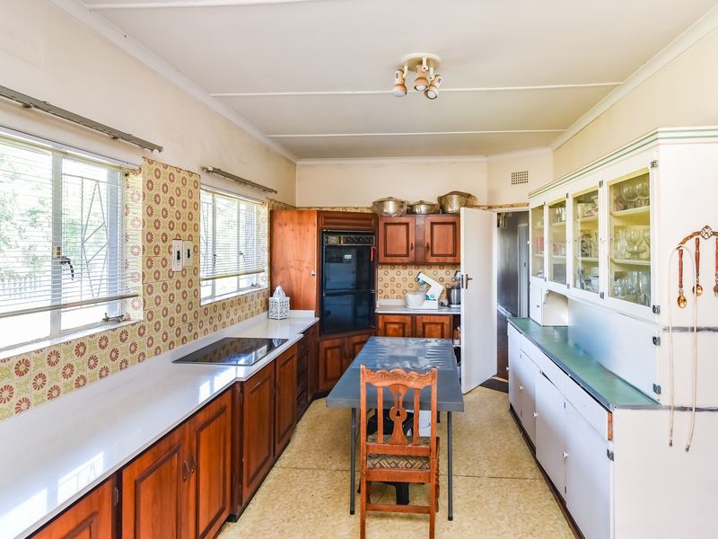 Spacious 4 Bedroomed House With Some Extra Features For Those Needing More. - Photo 2