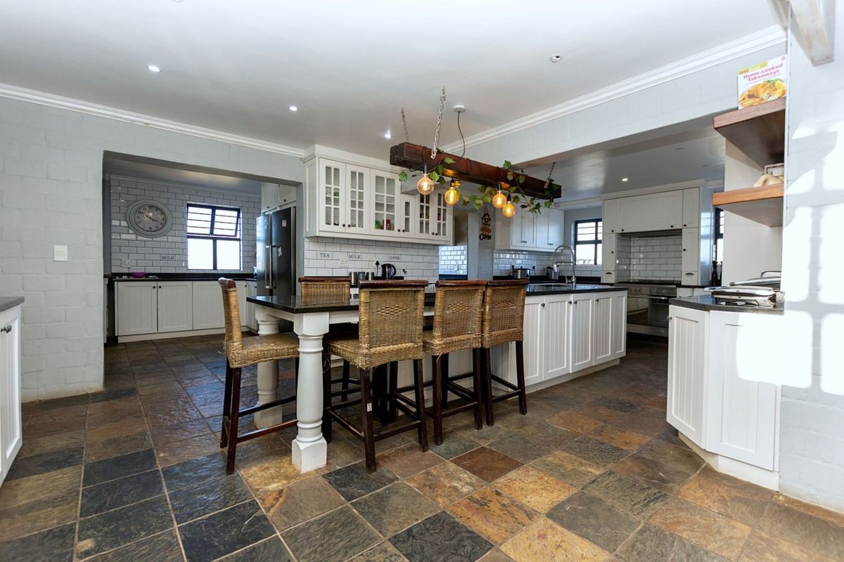 Exceptional Multi-Dwelling Lifestyle Property with Income Potential - Photo 3