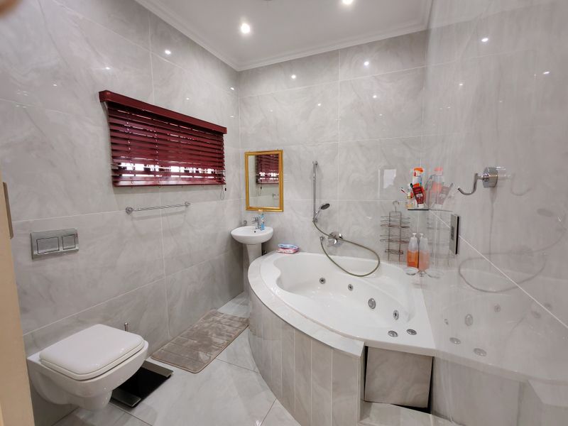 Modern 2 bedroom apartment in Herrwood Park on shared Property - Photo 10