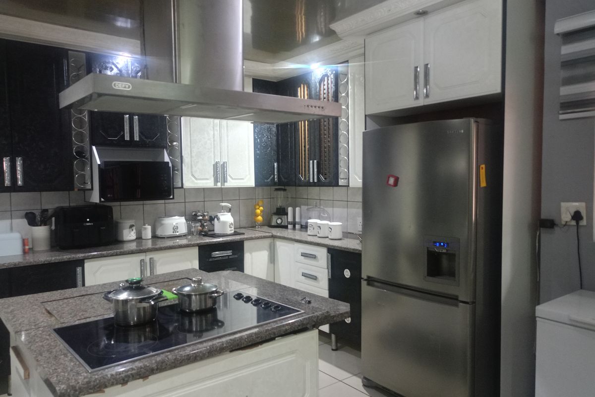 EXCEPTIONAL VALUE – SPACIOUS FAMILY HOME WITH EVERYTHING YOU NEED! - Photo 4