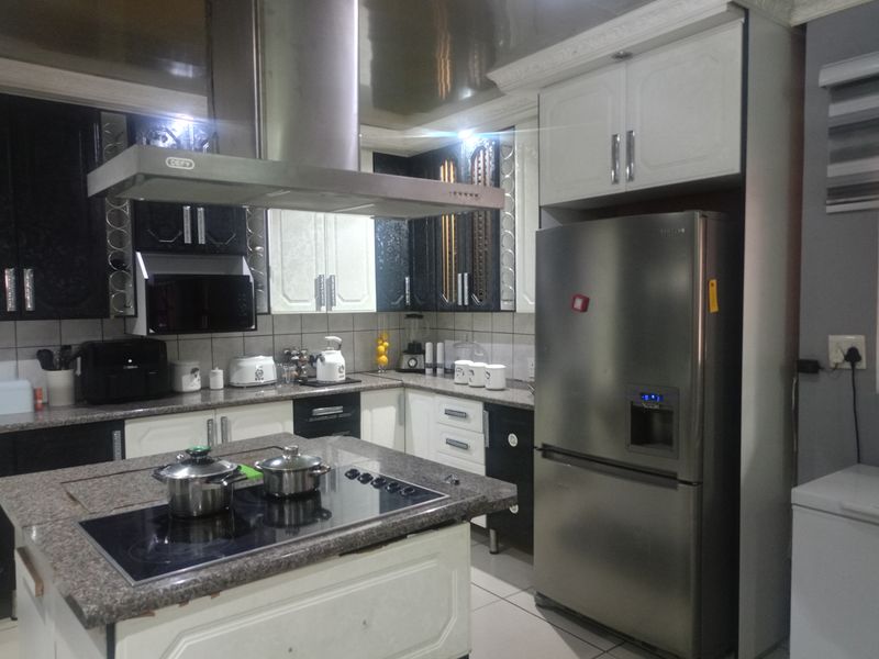 EXCEPTIONAL VALUE – SPACIOUS FAMILY HOME WITH EVERYTHING YOU NEED! - Photo 4