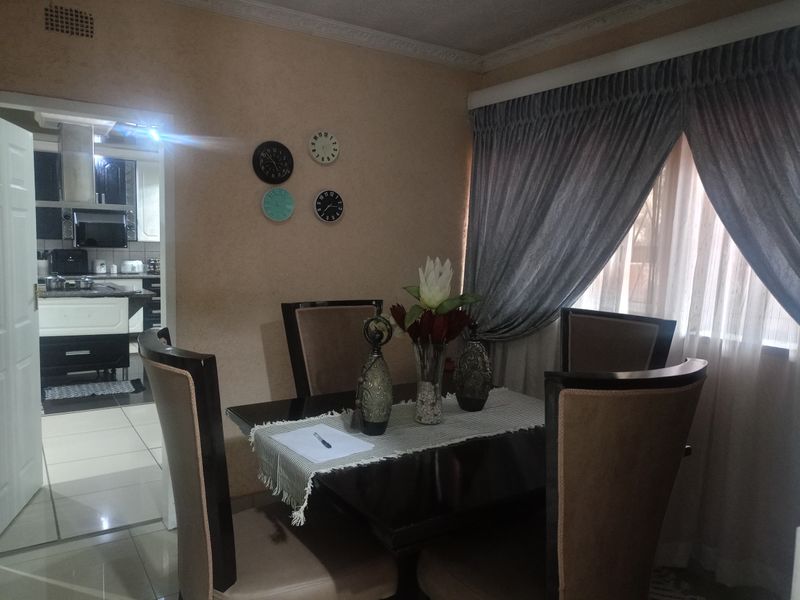 EXCEPTIONAL VALUE – SPACIOUS FAMILY HOME WITH EVERYTHING YOU NEED! - Photo 3