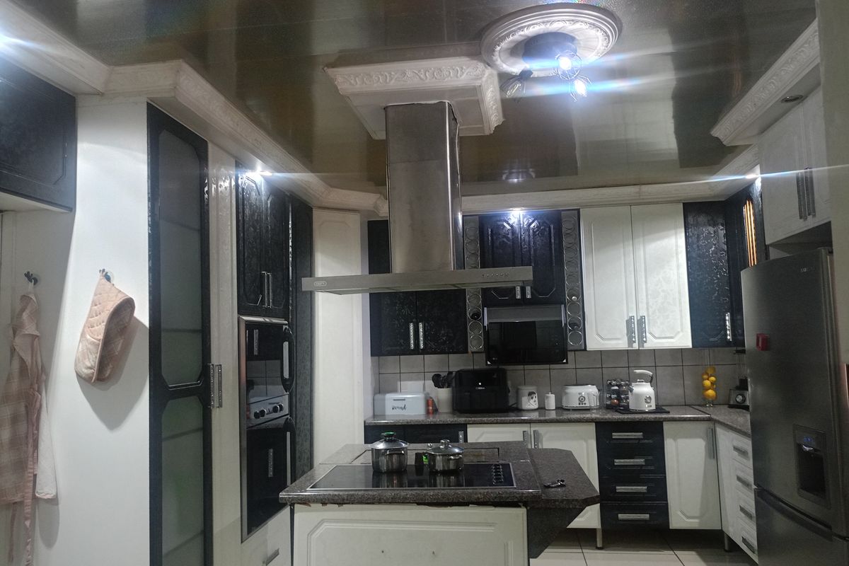 EXCEPTIONAL VALUE – SPACIOUS FAMILY HOME WITH EVERYTHING YOU NEED! - Photo 5