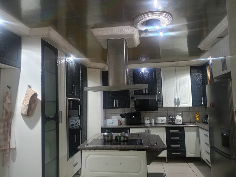 EXCEPTIONAL VALUE – SPACIOUS FAMILY HOME WITH EVERYTHING YOU NEED! - Photo 5