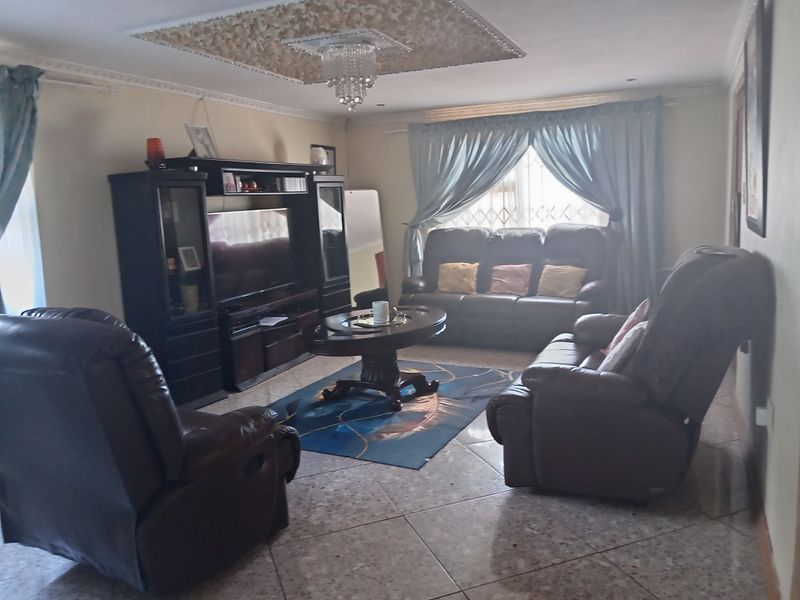 FOUR BEDROOM HOUSE FOR SALE IN MOTHERWELL NU6 - Photo 6