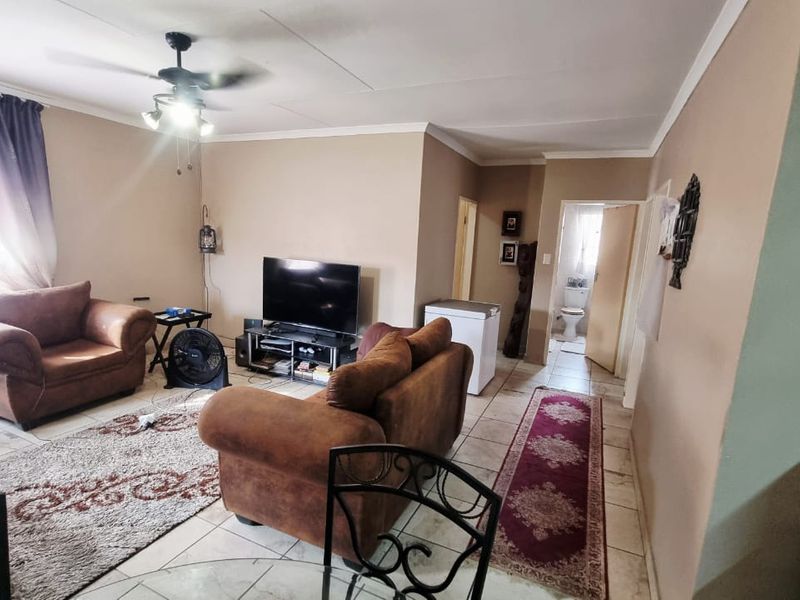 Modern Secure Living With Space And Comfort - Photo 4