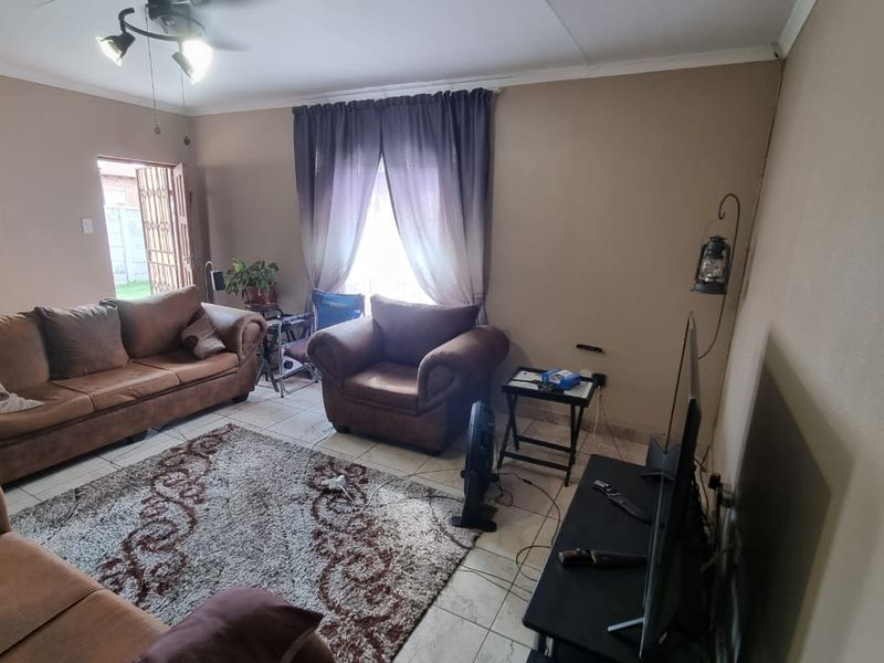 Modern Secure Living With Space And Comfort - Photo 6