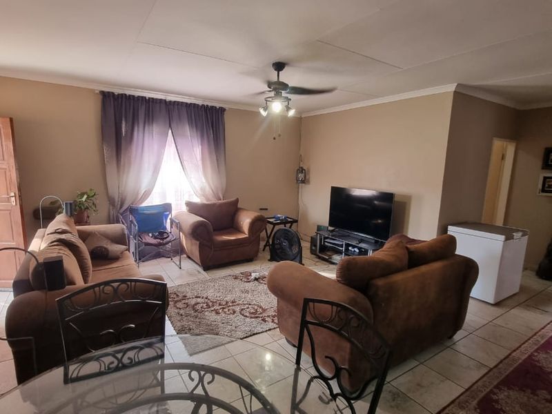 Modern Secure Living With Space And Comfort - Photo 5