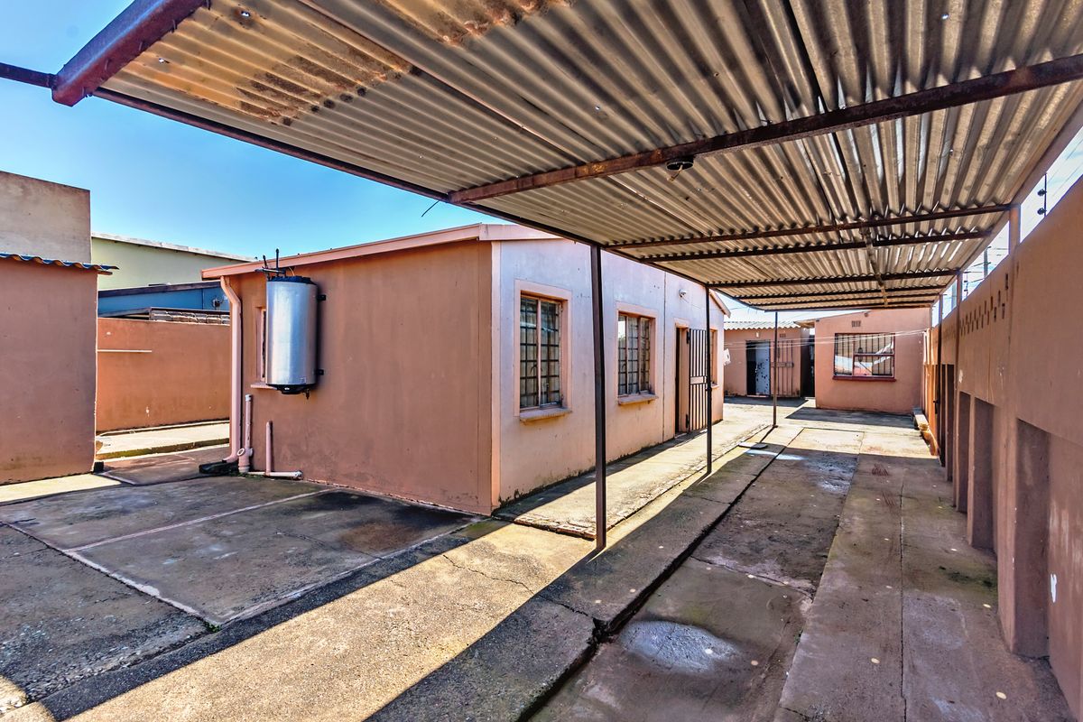 Investment House for Sale in Protea Glen Ext 16 - Photo 2