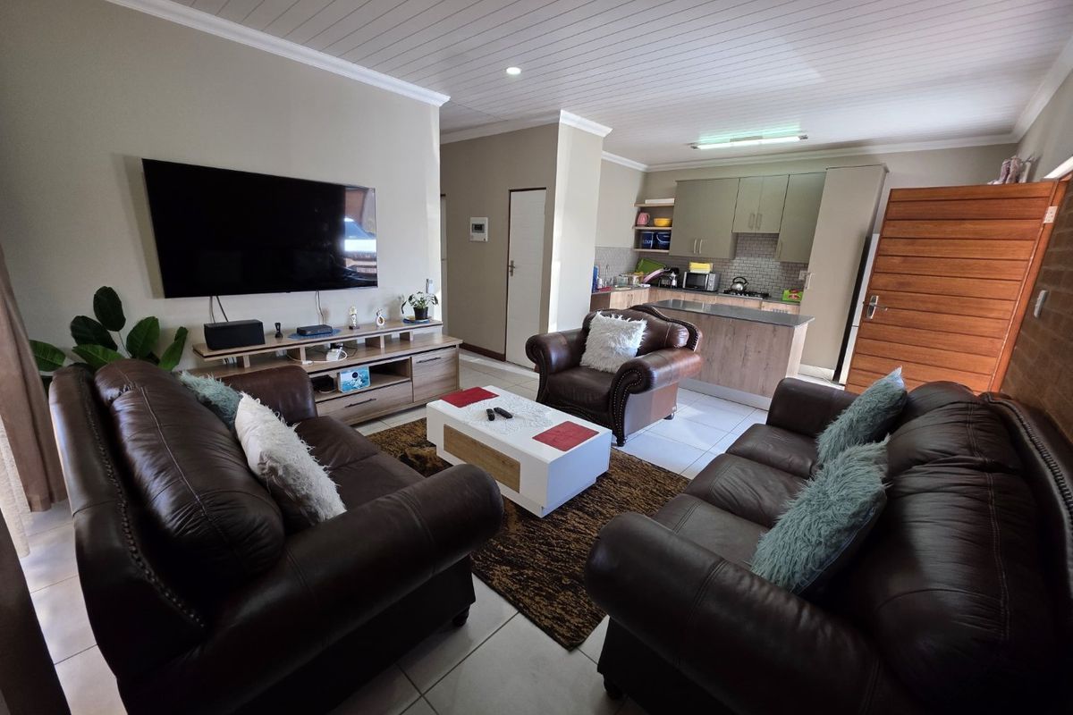 Modern 3-Bedroom Townhouse with Convenient Montana Location - Photo 2