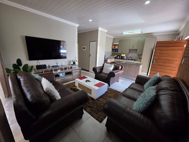 Modern 3-Bedroom Townhouse with Convenient Montana Location - Photo 2