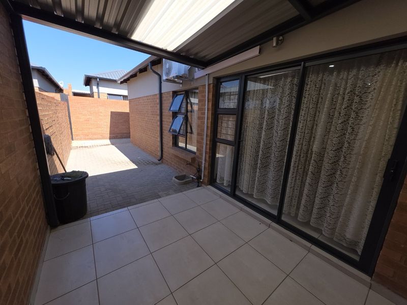 Modern 3-Bedroom Townhouse with Convenient Montana Location - Photo 10