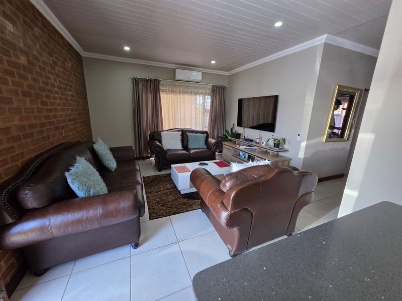 Modern 3-Bedroom Townhouse with Convenient Montana Location - Photo 7