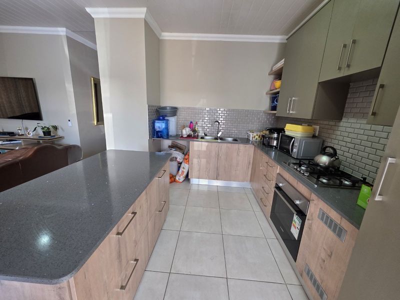 Modern 3-Bedroom Townhouse with Convenient Montana Location - Photo 6