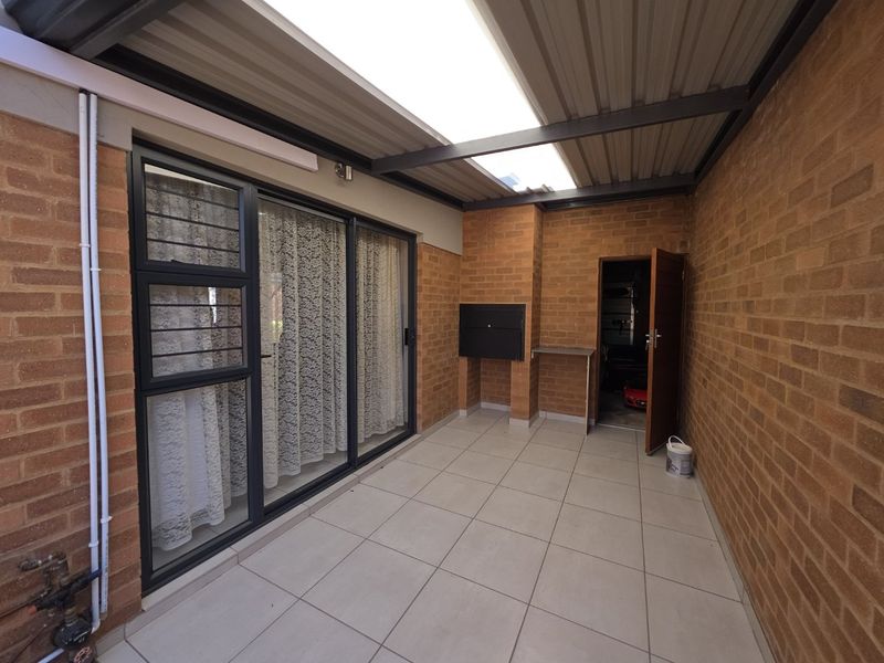 Modern 3-Bedroom Townhouse with Convenient Montana Location - Photo 9