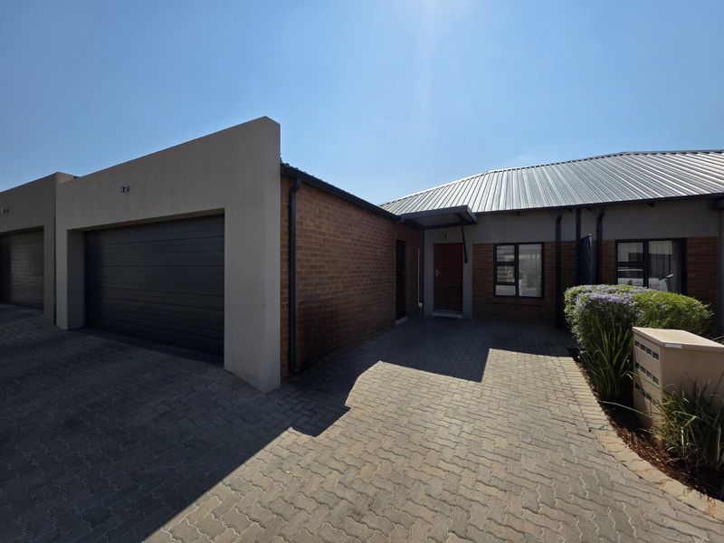 Modern 3-Bedroom Townhouse with Convenient Montana Location - Photo 1