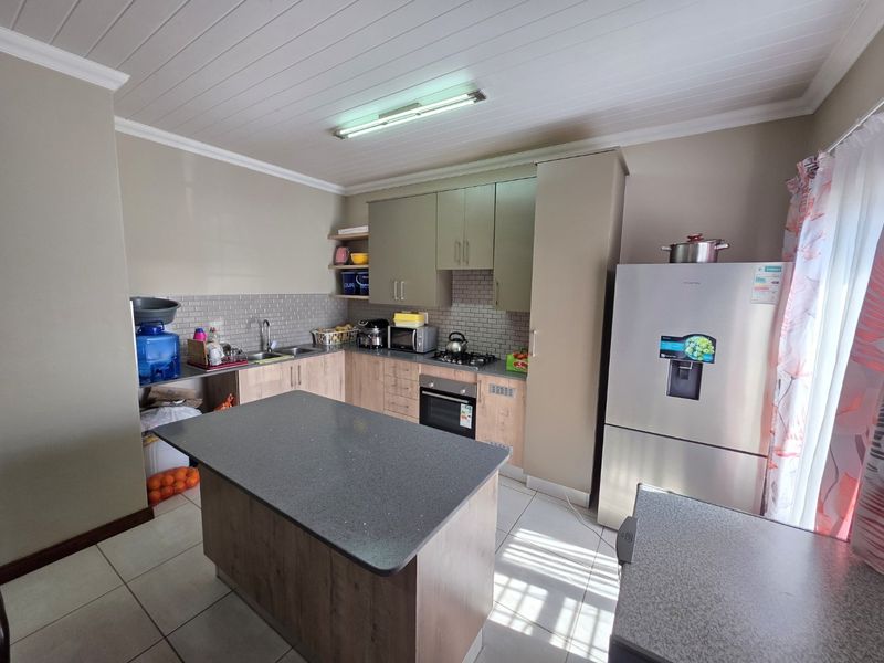 Modern 3-Bedroom Townhouse with Convenient Montana Location - Photo 5
