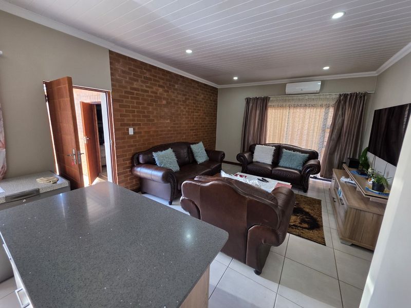 Modern 3-Bedroom Townhouse with Convenient Montana Location - Photo 3