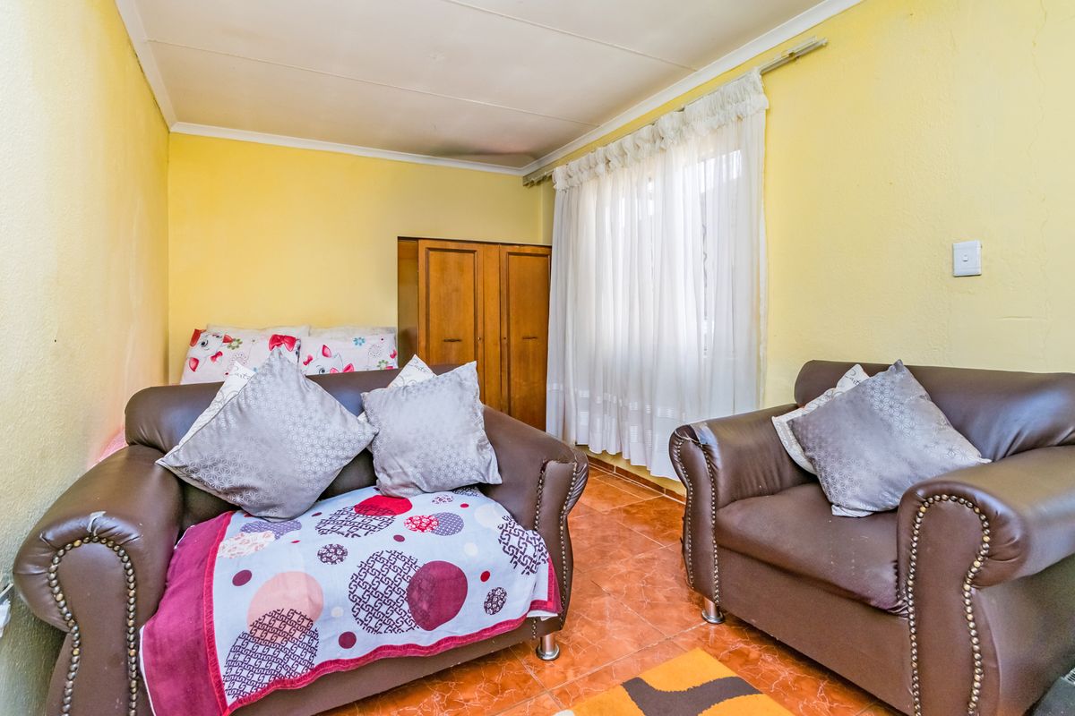 Investment Property For Sale in Protea Glen Ext 11 High Rental Income Potential ! - Photo 3