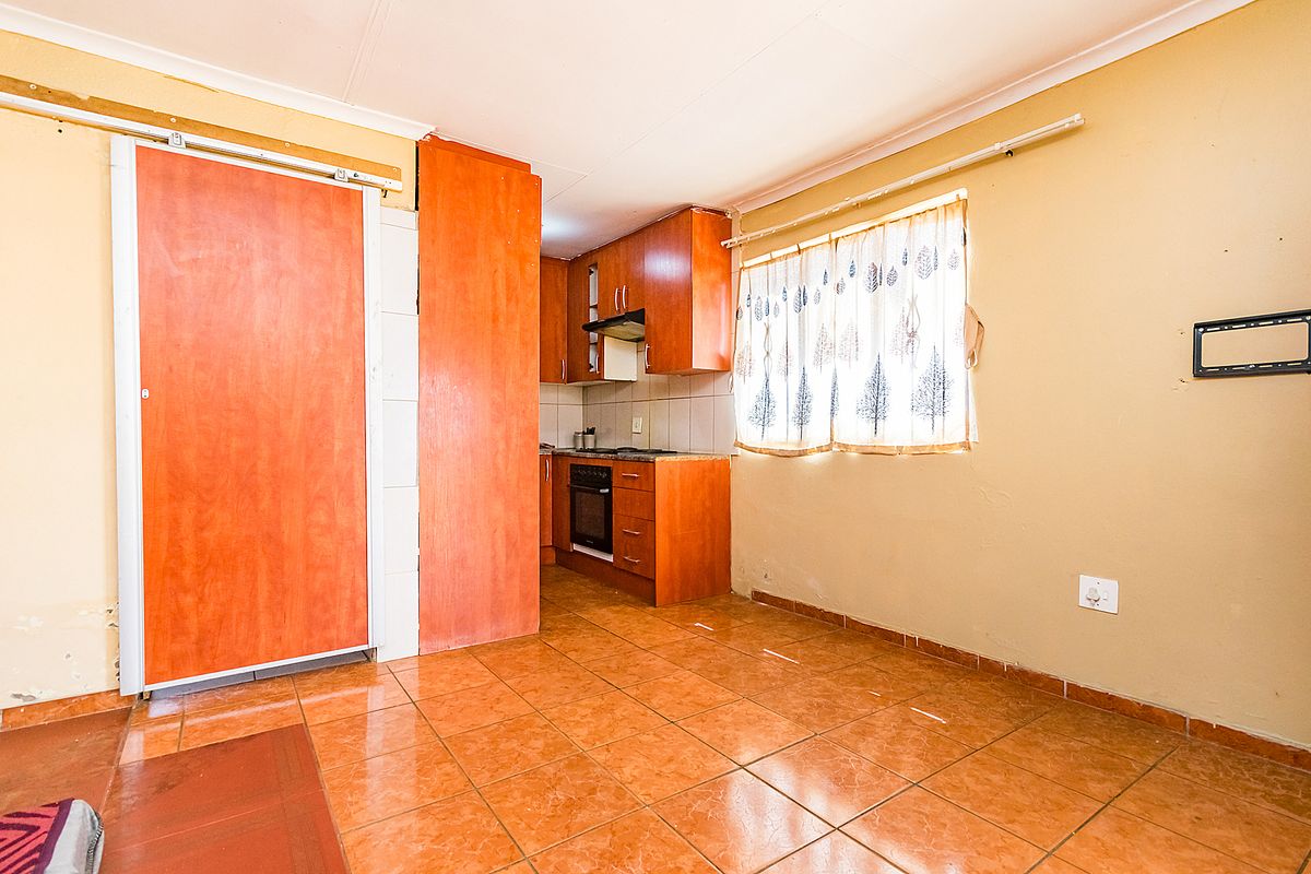 Investment Property For Sale in Protea Glen Ext 11 High Rental Income Potential ! - Photo 5