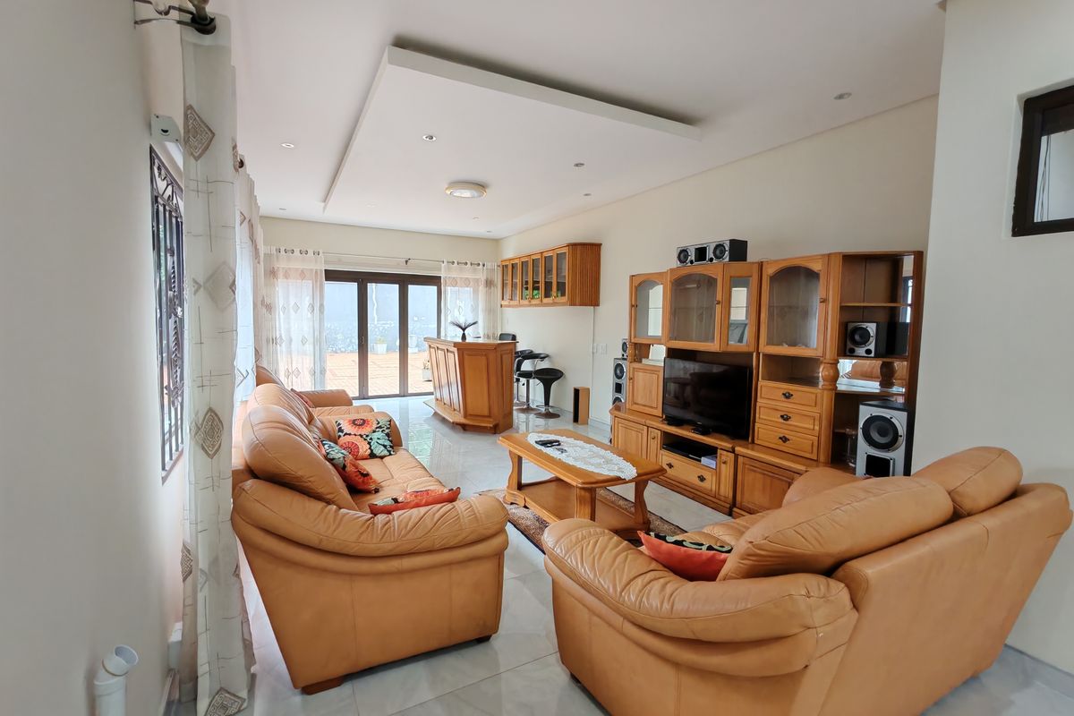 3 bedroom ground floor apartment on shared property - Photo 2