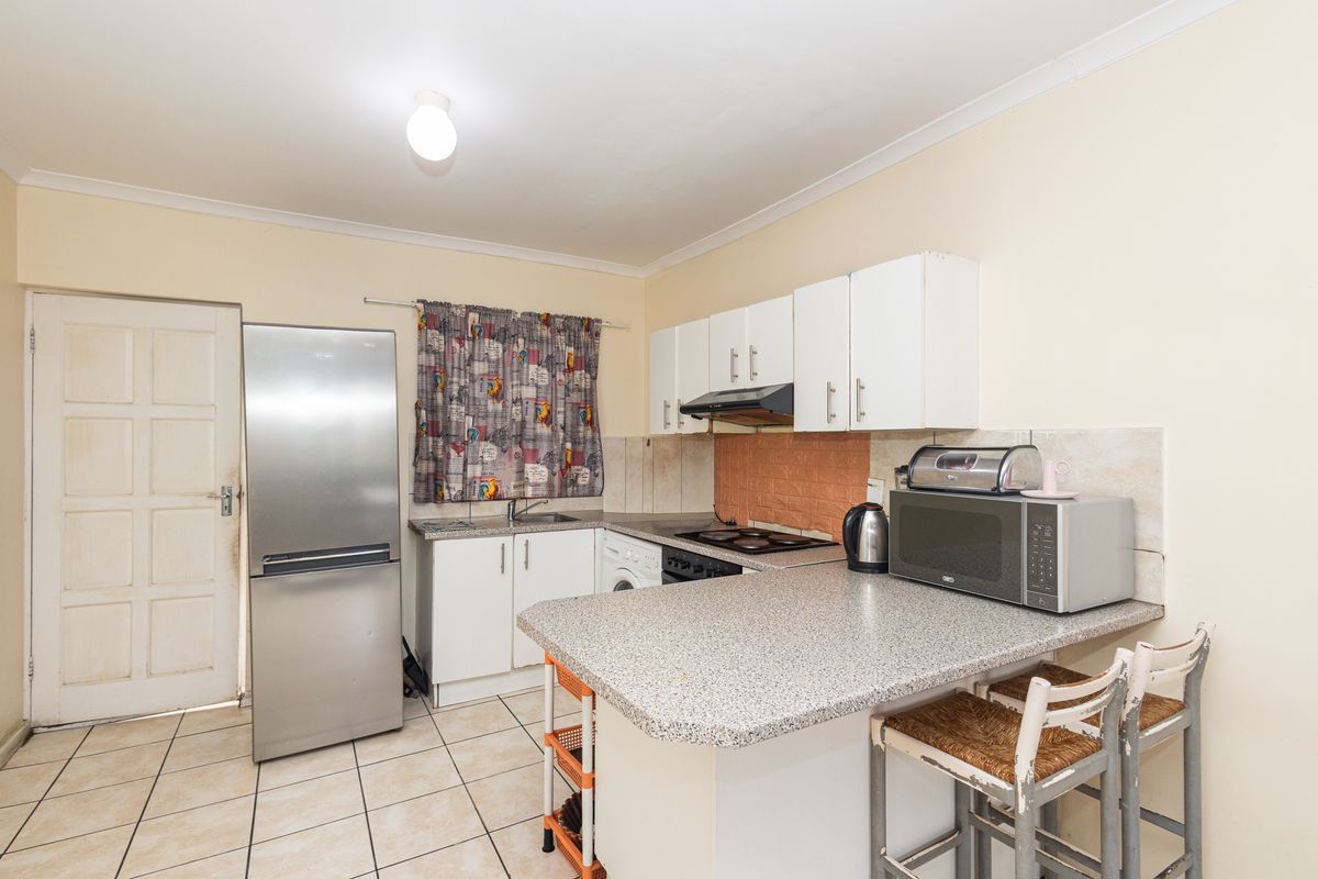 Stylish 2-bedroom apartment for sale in Townsend Estate, Goodwood—perfect for modern living! - Photo 2