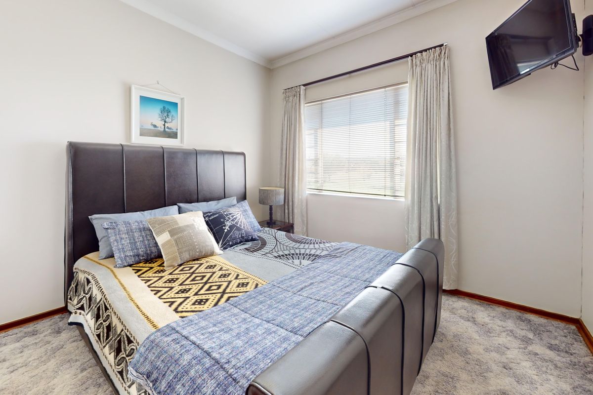 Live Luxury Non-distressed Auction with Starting to bid from R570 000.00 - Photo 3