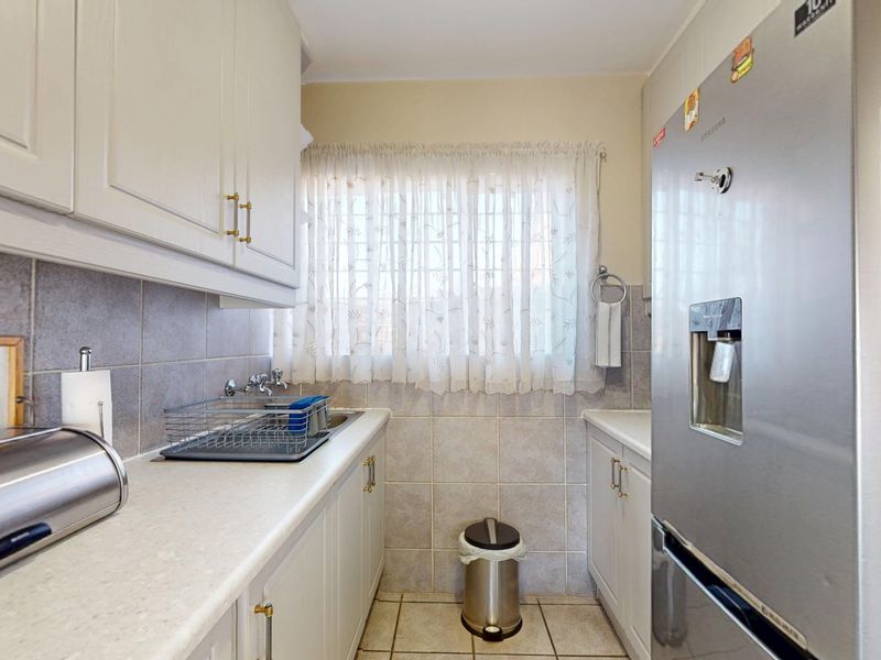 Live Luxury Non-distressed Auction with Starting to bid from R570 000.00 - Photo 6