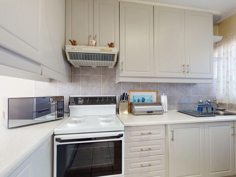 Live Luxury Non-distressed Auction with Starting to bid from R570 000.00 - Photo 4