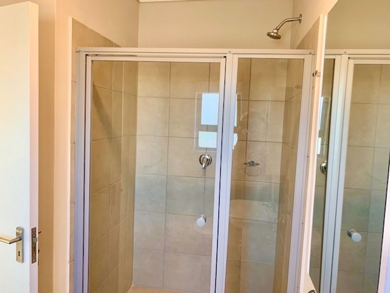 24 HOUR SECURITY ACCESS TO COMPLEX, TOP FLOOR 2 BEDROOM 2 BATHROOM APARTMENT - Photo 10