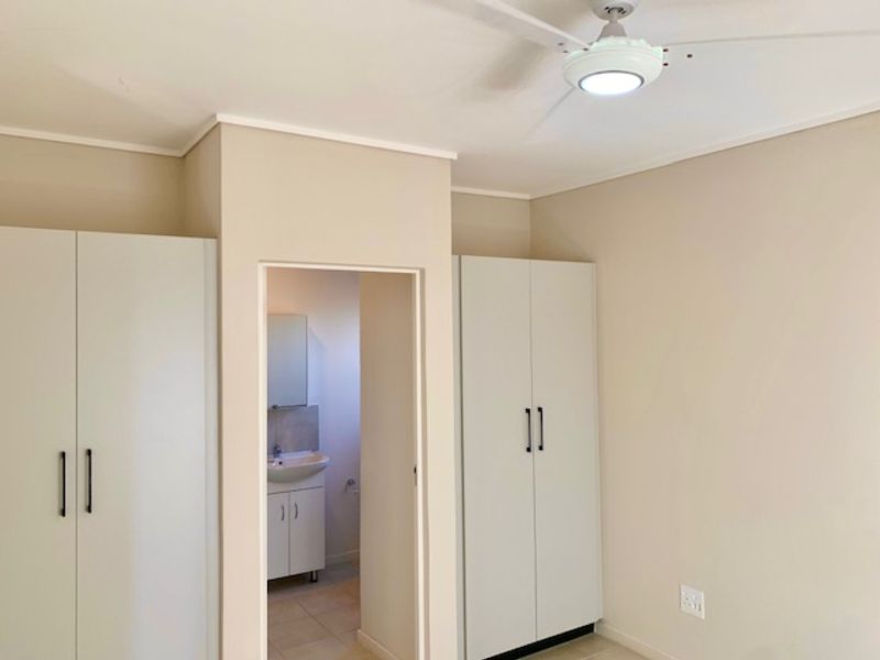 24 HOUR SECURITY ACCESS TO COMPLEX, TOP FLOOR 2 BEDROOM 2 BATHROOM APARTMENT - Photo 9