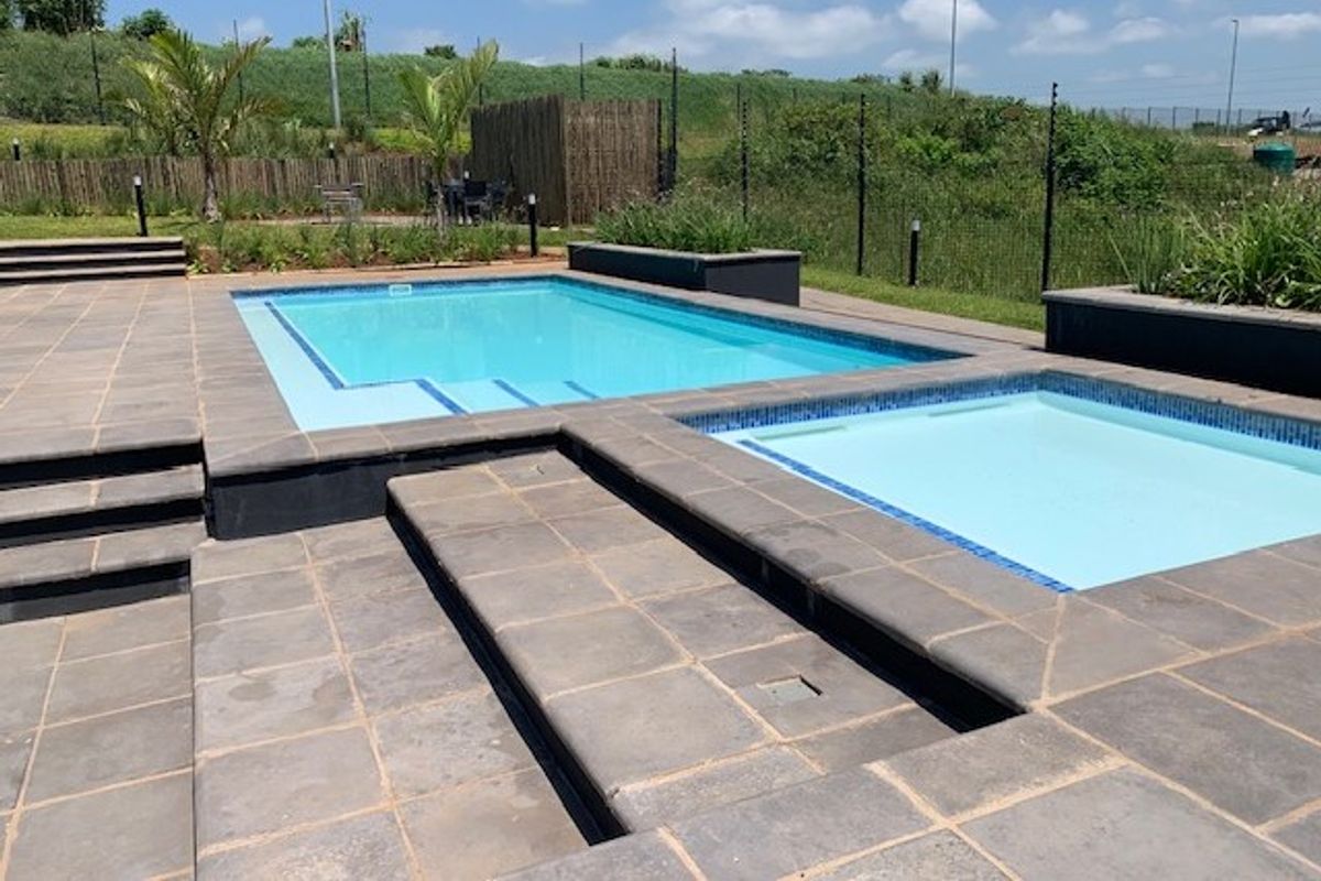 24 HOUR SECURITY ACCESS TO COMPLEX, TOP FLOOR 2 BEDROOM 2 BATHROOM APARTMENT - Photo 5