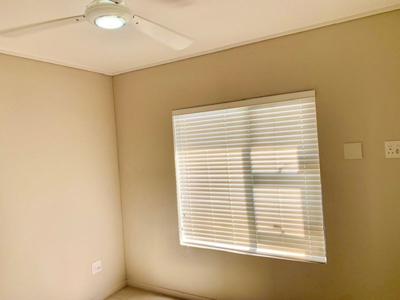 24 HOUR SECURITY ACCESS TO COMPLEX, TOP FLOOR 2 BEDROOM 2 BATHROOM APARTMENT - Photo 8