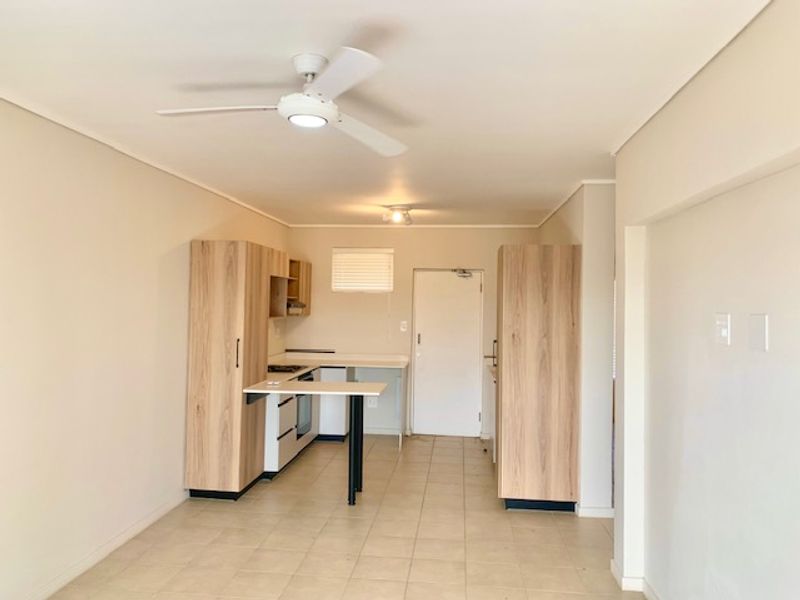 24 HOUR SECURITY ACCESS TO COMPLEX, TOP FLOOR 2 BEDROOM 2 BATHROOM APARTMENT - Photo 7