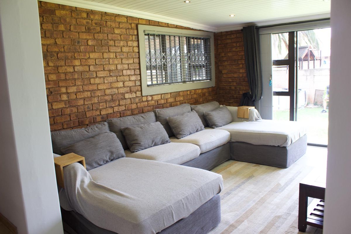 Beautiful double storey townhouse in secure complex in Glen Marais - Photo 5
