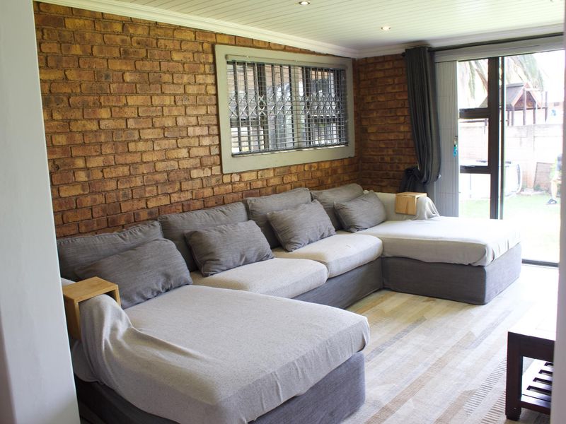 Beautiful double storey townhouse in secure complex in Glen Marais - Photo 5