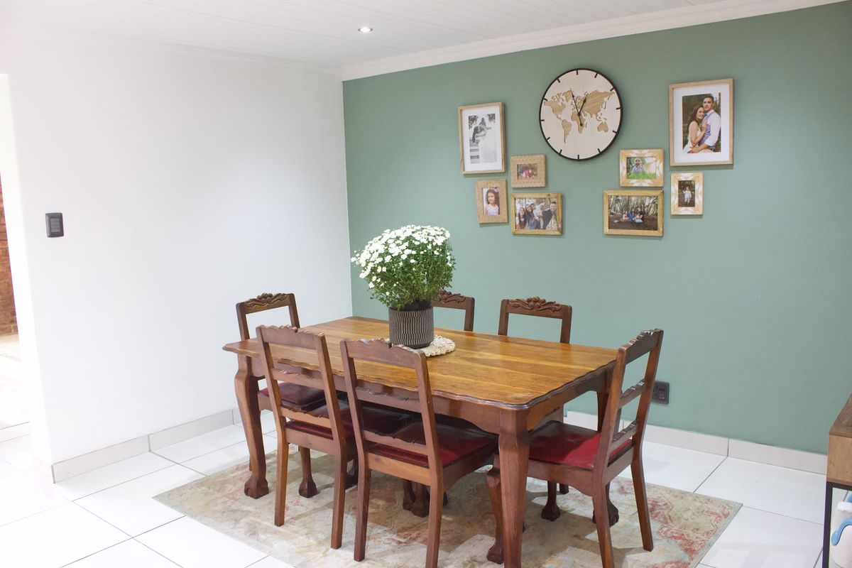 Beautiful double storey townhouse in secure complex in Glen Marais - Photo 4