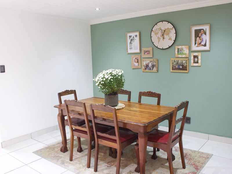 Beautiful double storey townhouse in secure complex in Glen Marais - Photo 4