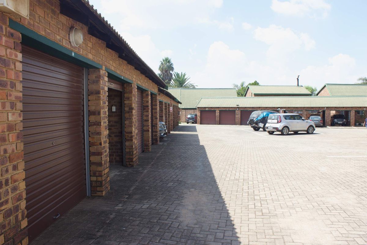 Beautiful double storey townhouse in secure complex in Glen Marais - Photo 2