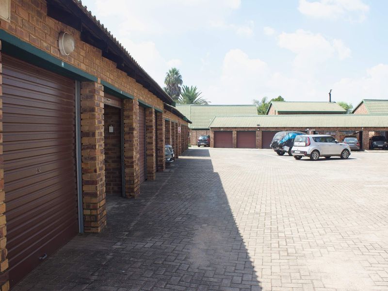 Beautiful double storey townhouse in secure complex in Glen Marais - Photo 2