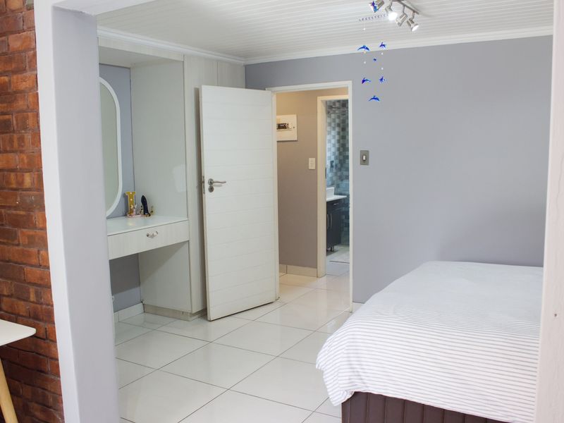 Beautiful double storey townhouse in secure complex in Glen Marais - Photo 9