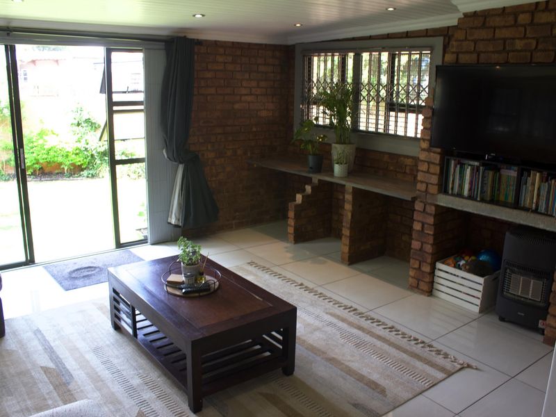 Beautiful double storey townhouse in secure complex in Glen Marais - Photo 6