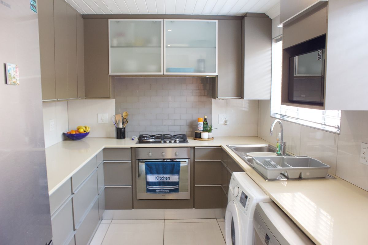 Beautiful double storey townhouse in secure complex in Glen Marais - Photo 3