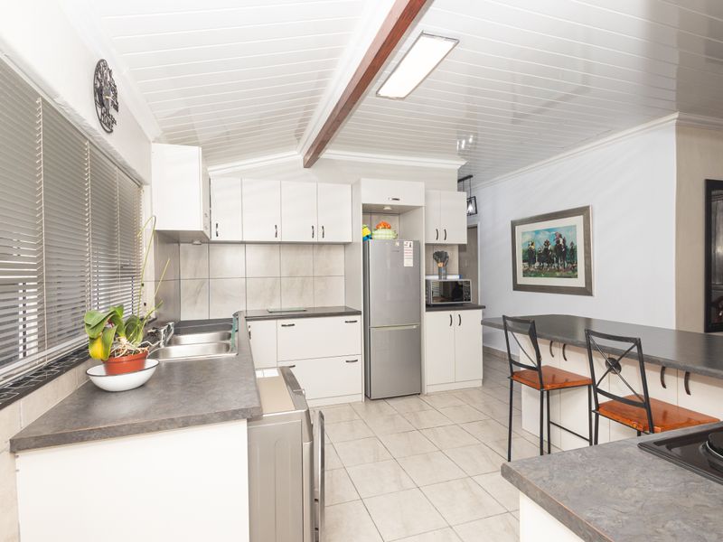 Three bedroom House for Sale Oakdale - Photo 5