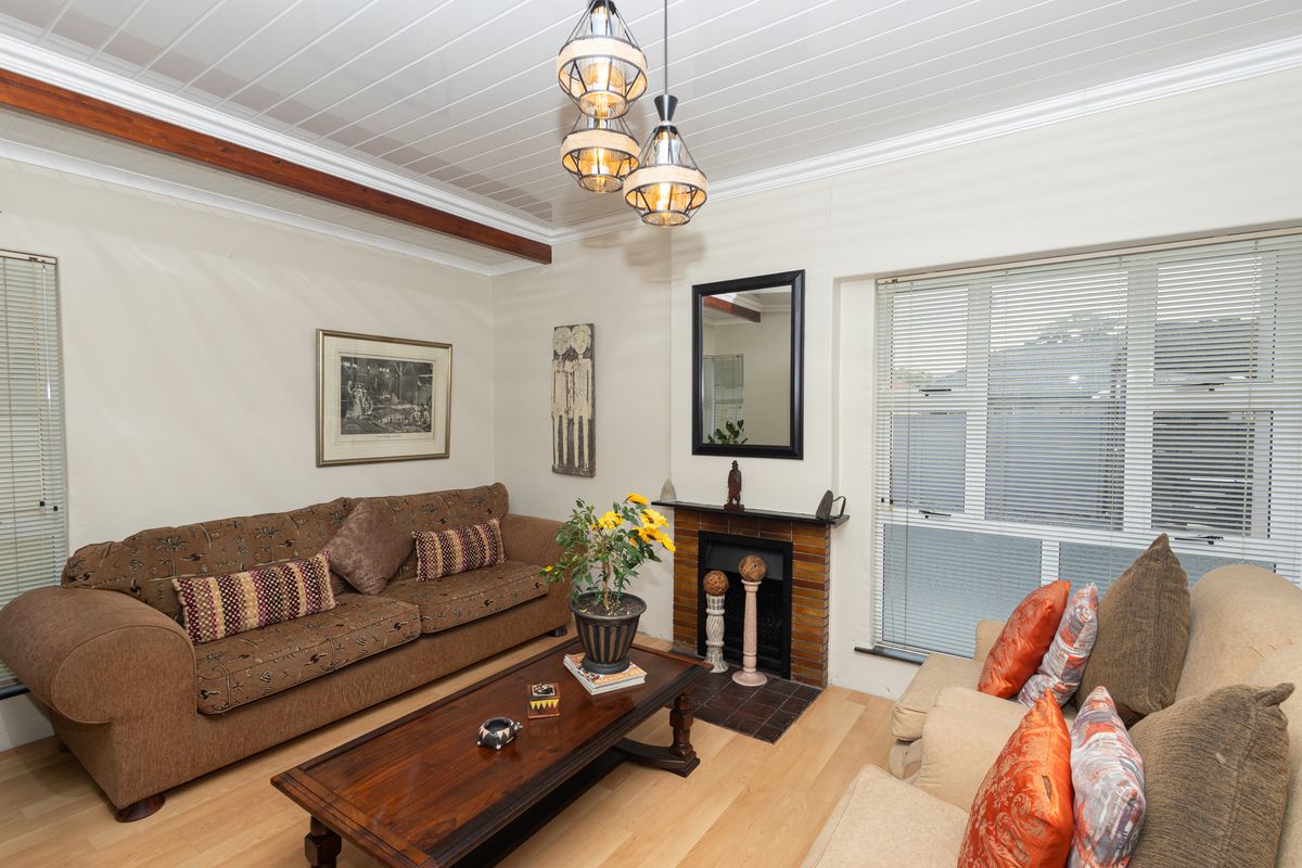 Three bedroom House for Sale Oakdale - Photo 2