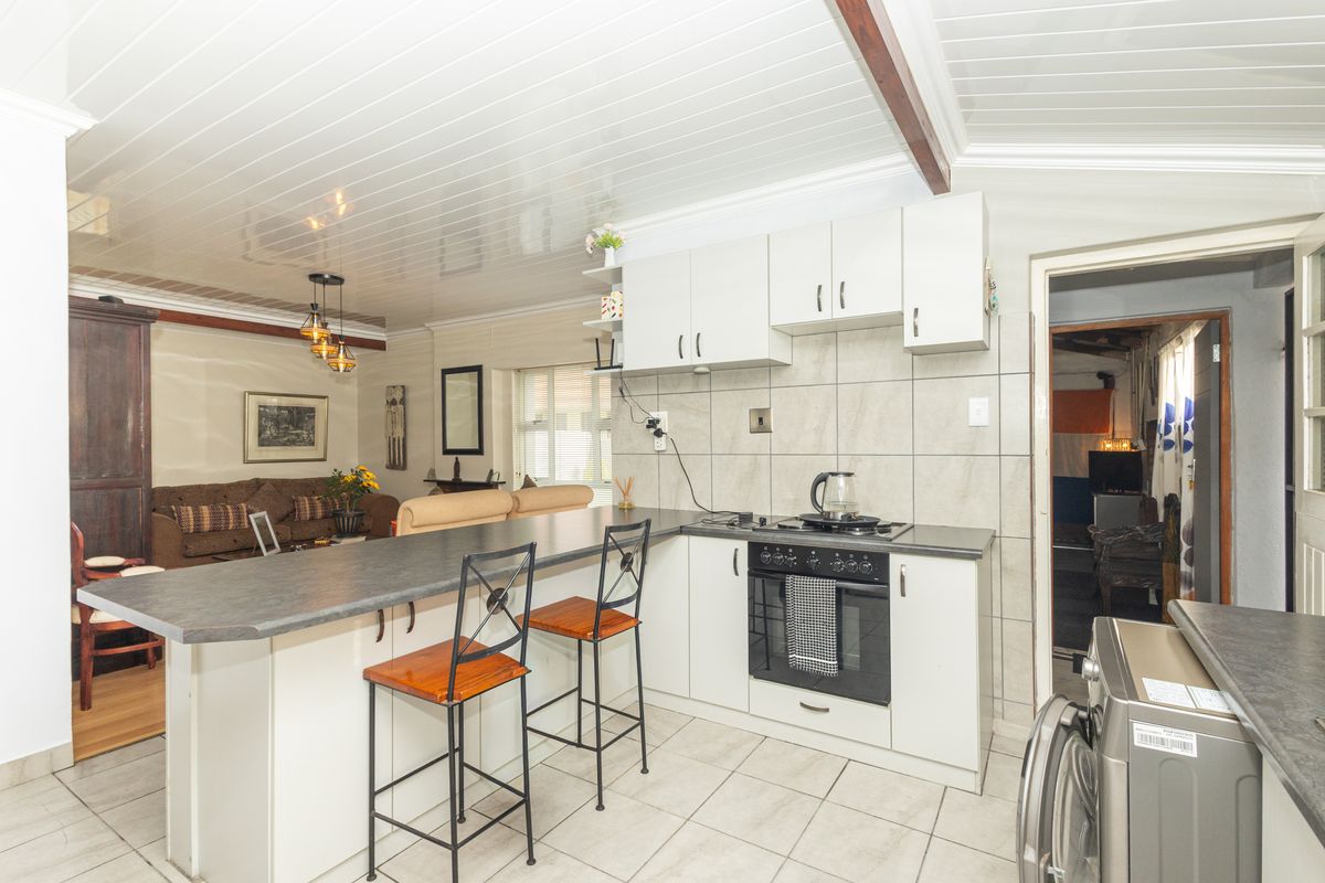 Three bedroom House for Sale Oakdale - Photo 4