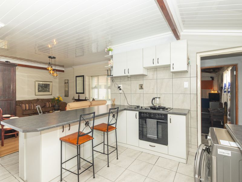 Three bedroom House for Sale Oakdale - Photo 4