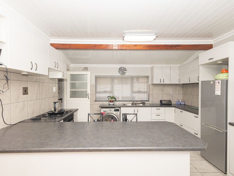 Three bedroom House for Sale Oakdale - Photo 7